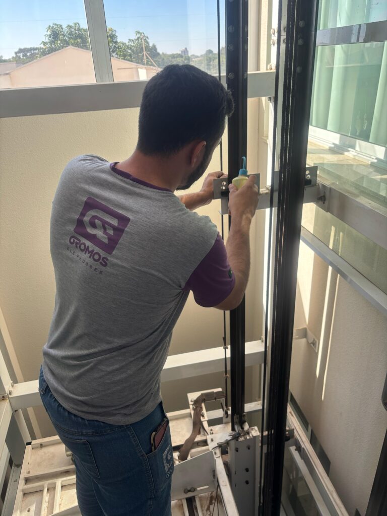 técnico de elevador manutenção
